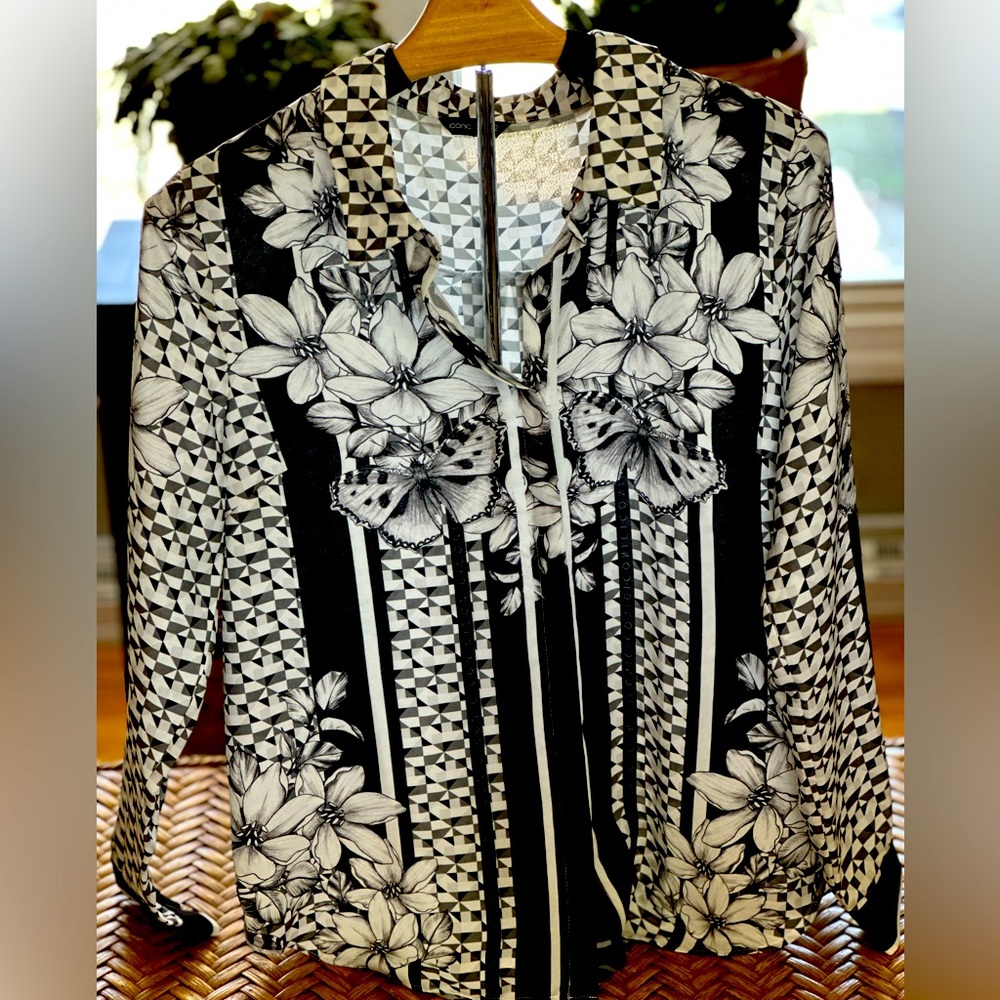 Amazing iconic size 8 women’s button down blouse NWOT